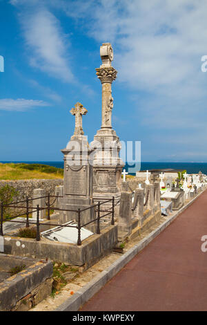 Castro Urdiales, Spanien - 9. Juli 2017: Friedhof Municipal de Ballena auf die erstaunliche Küste in Castro Urdiales, Spanien Stockfoto