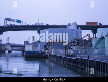 Gowanus Canal mit dem erhöhten Gowanus Expressway im Hintergrund in Brooklyn, New York. Umwelt super Fonds clean-up-Website. Stockfoto