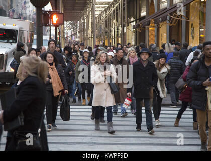 Massen von holiday Käufer und Besucher entlang der 5th Avenue in Midtown Manhattan während der Weihnachtszeit. Stockfoto