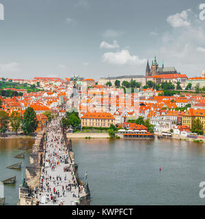 Panorama der alten Teil von Prag aus der Altstädter Brückenturm. Schöne Aussicht auf die Brücke über die Moldau, Stadtteil Hradschin und der Prager Ca Stockfoto