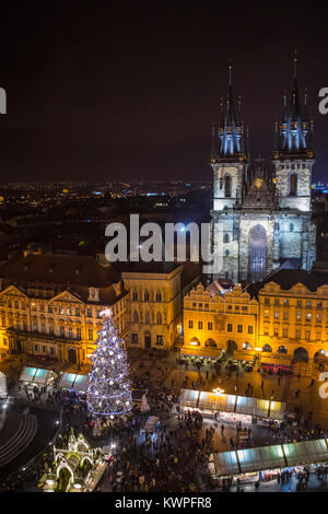 Prag, tschechische Republik - 22. Dezember 2017: Der Blick von der historischen Uhrturm in Prag, Tschechische Republik während der Weihnachtszeit, am 22. Dezember Stockfoto