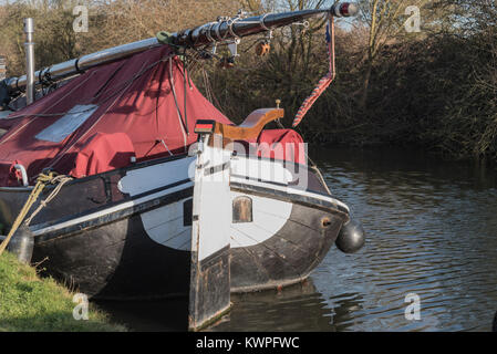 Einem verankerten segeln Boot auf dem Fluss Lea Stockfoto