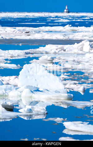 Eisschollen und Leuchtturm an der Küste von Prince Edward Island, Kanada. Stockfoto