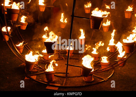 Eine Feuershow, die das "Carabosse ' theatralische Unternehmen in Bournemouth Gärten Stockfoto