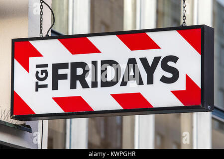 Prag, tschechische Republik - 23. Dezember 2017: Das Schild über dem Eingang zum TGI Friday's Restaurant in der Stadt Prag in der Tschechischen Republik, am 23. De Stockfoto