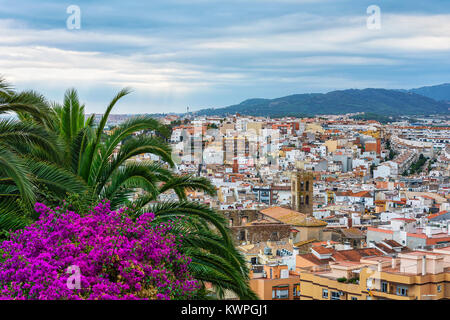 Blick von oben auf den zentralen Teil der Stadt Blanes aus den umliegenden Bergen (Spanien, Katalonien) Stockfoto