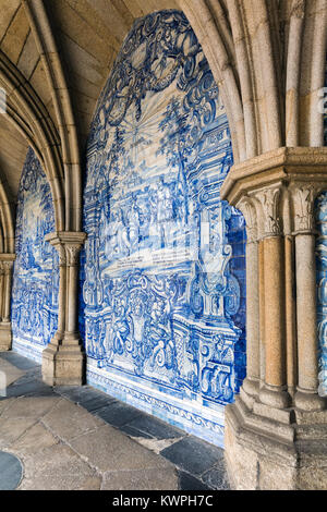 Porto, Portugal, 14. August 2017: Der kreuzgang Mauern des Porto's Cathedral sind mit den traditionellen portugiesischen blau-weißen Dose - glaz eingerichtet Stockfoto