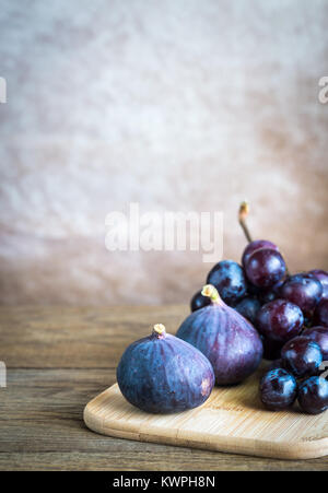 Camembert, Feigen und Weintrauben Stockfoto