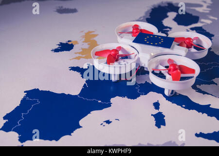 Mini Drohne über eine EU-Karte fliegen. Europäische Regeln für die drohne Antenne aircraft Rechts konzept Stockfoto