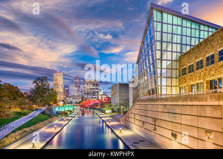 Indianapolis, Indiana, USA Skyline und den Kanal. Stockfoto