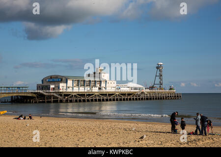 Bournemouth, UK. 17. September 2017. Ein Blick auf Bournemouth Pier vom Strand. Stockfoto