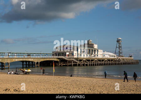 Bournemouth, UK. 17. September 2017. Ein Blick auf Bournemouth Pier vom Strand. Stockfoto