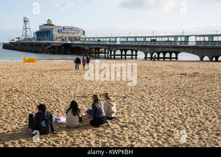 Bournemouth, UK. 17. September 2017. Ein Blick auf Bournemouth Pier vom Strand. Stockfoto