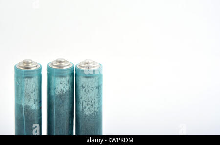 Drei AAA-Batterien auf weißem Hintergrund Stockfoto