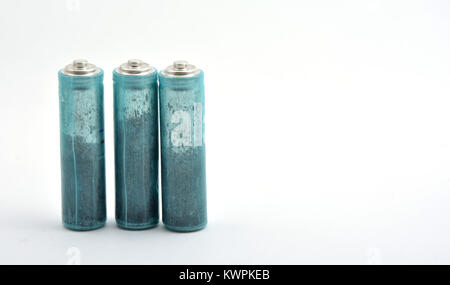 Drei AAA-Batterien auf weißem Hintergrund Stockfoto