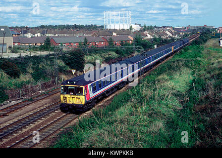 Ein paar der Klasse 310 EMUs Nummern 310093 und 310091 Bildung einer Network South East Service in Grays. 31. August 1992. Stockfoto