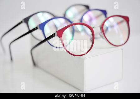 Bunte modische Brille auf ein weißes Gehäuse Stockfoto
