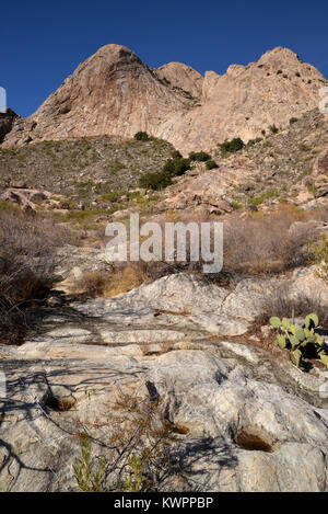 Schleifen der Steine durch frühe gebürtige Amerikaner essen zu bereiten sind bei Mendoza Canyon, Coyote Mountains Wilderness Area, Sonoran Wüste, Arizona entfernt Stockfoto