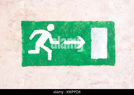 Notausgang Schild, grün auf hellem Hintergrund, Besucher, Gäste und Teilnehmer Stockfoto