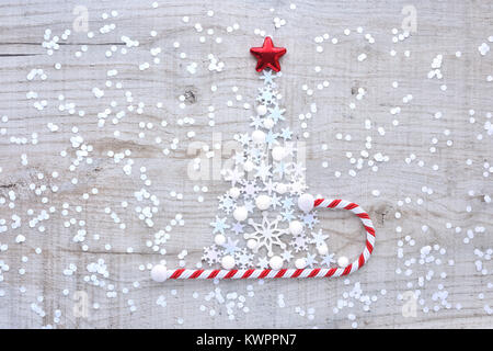 Weihnachtsbaum aus Schneeflocken auf einem hellen Hintergrund. Weihnachten, Winter, neues Jahr. Ansicht von oben. Stockfoto