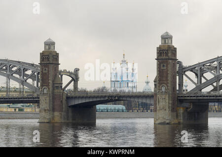 Stadtbild mit Blick auf die Brücke über den Fluss. Stockfoto
