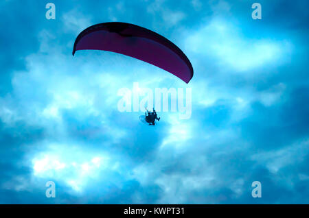 Botton Aussicht auf einen Gleitschirm fliegen am Himmel Stockfoto