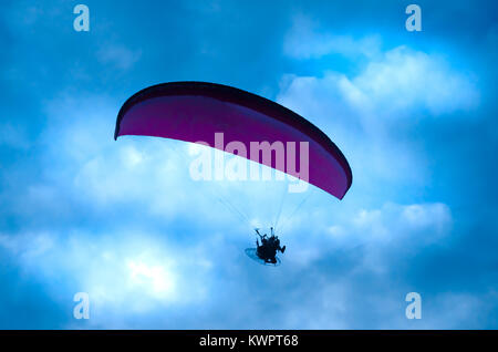 Botton Aussicht auf einen Gleitschirm fliegen am Himmel Stockfoto