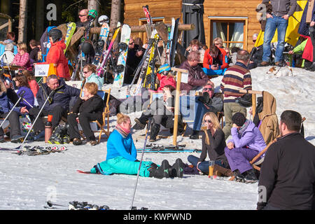 WINTERBERG, Deutschland - 15. FEBRUAR 2017: die Menschen sitzen, trinken und entspannen im Skikarussell Winterberg Stockfoto