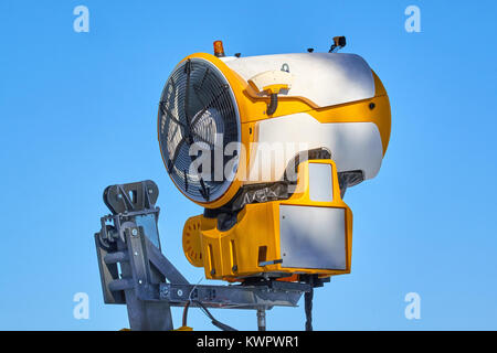 Aus Schneekanone oben in der Luft auf einem Stand auf Skikarussell Winterberg in hellen Sonne gedreht Stockfoto