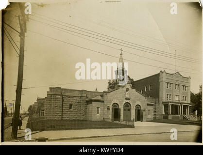 Die Kirche Notre-Dame-du-Rosaire in Villeray, Montreal, ist eine römisch-katholische Kirche aus dem 20. Jahrhundert, die das religiöse Erbe und die unverwechselbare kirchliche Architektur von Quebec widerspiegelt. Stockfoto