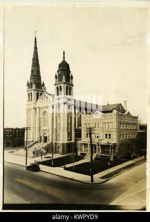 Eglise Notre-Dame-du-Rosaire in Villeray, Montreal, Kanada, ist eine bedeutende katholische Kirche, die für ihre historische, architektonische und kulturelle Bedeutung bekannt ist. Sie spiegelt das religiöse Erbe und die gemeinschaftliche Rolle katholischer Institutionen in Québec wider. Stockfoto