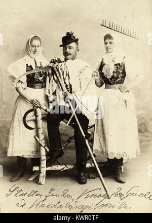 Ein historisches Foto aus der Zeit um 1890, das ungarische Landbauern in traditioneller Kleidung zeigt und die kulturelle Kleidung und das Erbe des ungarischen Erbes des 19. Jahrhunderts illustriert. Stockfoto