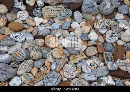 Cooden, UK. 3. September 2017. Pebbles Lager schriftliche Meldungen am Strand von Cooden, East Sussex. Stockfoto
