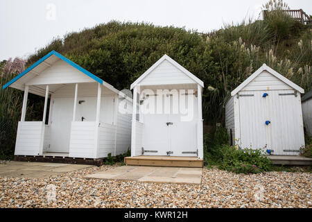 Cooden, UK. 3. September 2017. Umkleidekabinen am Strand an der Küste von Cooden, East Sussex. Stockfoto