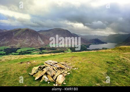 Dunkle Gewitterwolken über dem Cummock wasser Fells Stockfoto