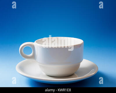 Weiß Kaffeetasse auf einen hölzernen Tisch gelegt. Stockfoto