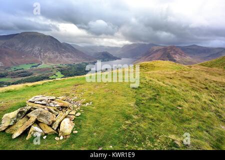 Dunkle Gewitterwolken über dem Cummock wasser Fells Stockfoto