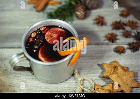 Traditionelle fruchtiger Glühwein aus dem alten Becher, auf einem alten Holztisch Stockfoto