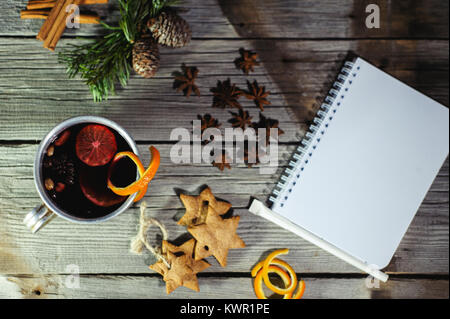 Traditionelle fruchtiger Glühwein aus dem alten Becher, auf einem alten Holztisch Stockfoto