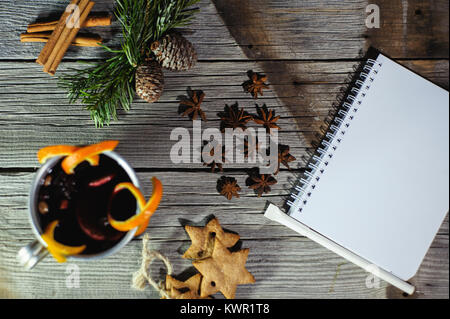 Traditionelle fruchtiger Glühwein aus dem alten Becher, auf einem alten Holztisch Stockfoto