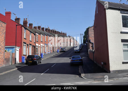 Reihenhäuser auf steilen hügeligen Straße, Cartmell Straße Sheffield, Großbritannien Stockfoto