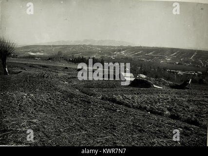 Eine Fotografie mit der Überschrift „Österreichische Artillerieposition südöstlich von Lapanow, Rückansicht“ zeigt eine k.u.k. Feldartilleriepositionierung in der Karpaten aus der Zeit des Ersten Weltkriegs, die zwischen 1914 und 1918 dokumentiert wurde. Wikimedia Commons+1 Stockfoto