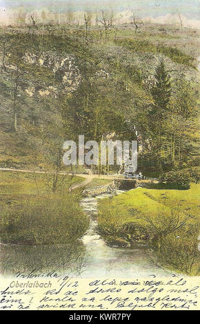 Ein Postkartenbild mit Močilnik, einem Ort, der für seine natürlichen Quellen und die malerische Landschaft in Slowenien bekannt ist und das regionale Kultur- und Umwelterbe repräsentiert. Stockfoto