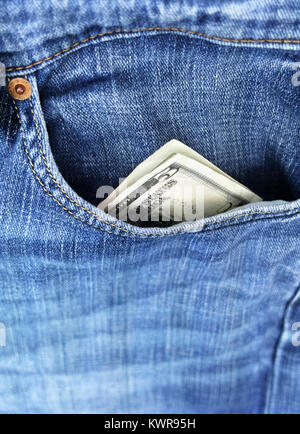 Blue Denim Jeans mit fünf Dollar, Rechnungen und Bargeld. Stockfoto