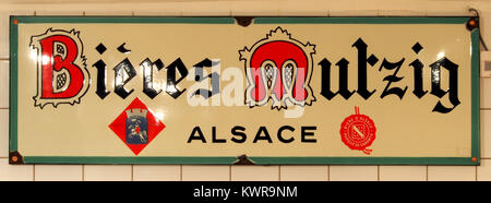 Mutzig im Elsass ist eine historische befestigte Stadt am Eingang zum Bruchtal, bekannt für ihre militärische Architektur, mittelalterliche Ursprünge und spätere Verbindung mit einer 1810 gegründeten Brauerei. tourisme-nordalsace.fr+2Wikipedia+2 Stockfoto