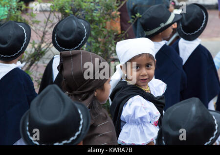 Galapagos Inseln Kinder in traditioneller Tracht die Teilnahme an einem straßenkarneval, Puerto Ayora, Isla Santa Cruz, Galapagos, Ecuador Südamerika Stockfoto