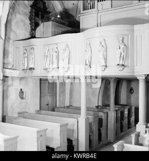 Övergrans kyrka befindet sich auf einer Esker westlich von Ryssudden und Ryssviken im Uppsala County, Schweden, und verfügt über ein Langhaus mit einem geraden Chor, eine Sakristei im Norden, eine Südveranda und einen Turm im Westen. Die Kirchenmauern sind aus Naturstein gebaut, der mit Sprit-Putz bedeckt ist, und die Dächer sind steil mit Holzschindeln überzogen. Der älteste Abschnitt stammt aus den späten 1100er Jahren Stockfoto