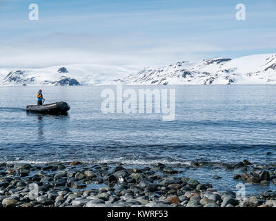 Großes Schlauchboot Zodiac Boote shuttle alpinen Bergsteigen Skifahrer in die Antarktis aus dem Passagierschiff Ocean Abenteurer; Admiralty Bay Stockfoto