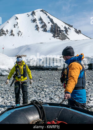 Großes Schlauchboot Zodiac Boote shuttle alpinen Bergsteigen Skifahrer in die Antarktis aus dem Passagierschiff Ocean Abenteurer; Admiralty Bay Stockfoto