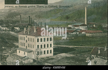 Die Postkarte von Ravne na Koroškem aus dem Jahr 1915 zeigt das Industriezentrum von Koroška während des Ersten Weltkriegs mit Fabrikgebäuden, Wohnblöcken und Gleisanschlüssen. Stockfoto